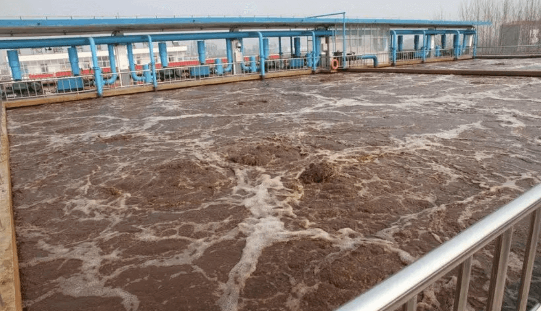 (圖:造紙廢水起泡現場)